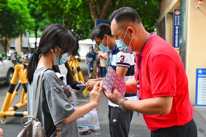 6月7日，在廣西壯族自治區南寧市第十四中學高中部，參加高考的同學在有序地進入校園。人民網記者 嚴立政攝