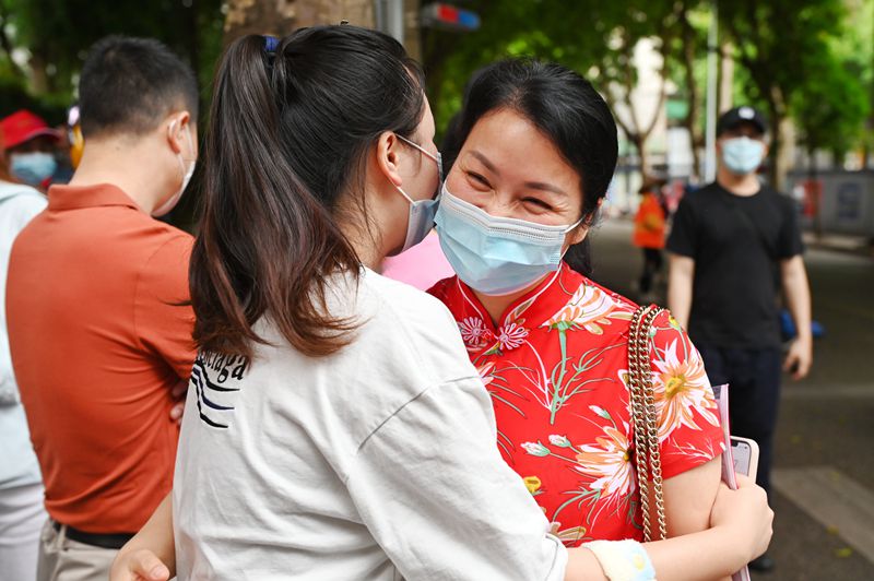6月7日，在廣西壯族自治區南寧市第十四中學高中部，家長跟孩子擁抱，為孩子加油！人民網記者 嚴立政攝