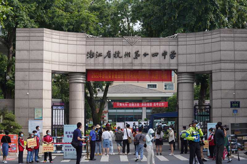 6月7日，在浙江省杭州市第十四中學（鳳起校區）考點，考生陸續抵達考點。人民網 郭揚攝