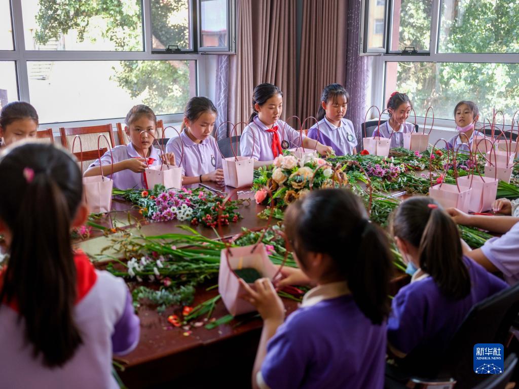 6月24日，在包頭市昆都侖區包鋼第十七小學，學生們利用課余時間學習插花。