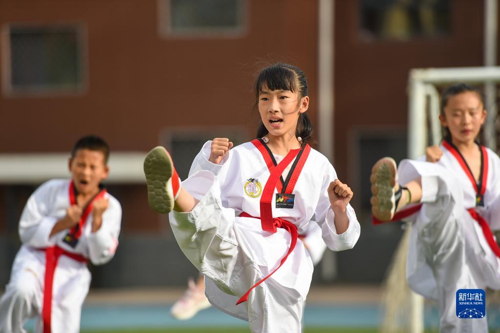6月24日，在包頭市昆都侖區包鋼第十七小學，學生們利用課余時間學習跆拳道。