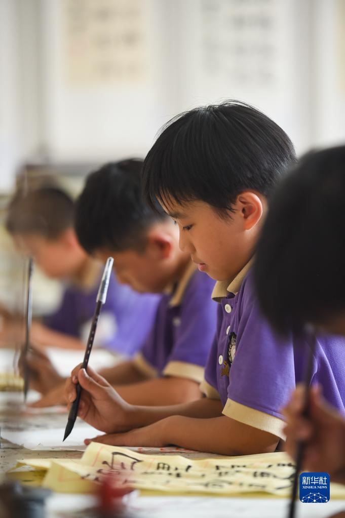 6月24日，在包頭市昆都侖區包鋼第十七小學，學生們利用課余時間學習書法。