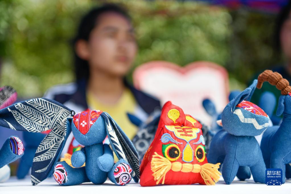 6月26日，貴州省龍裡縣中等職業學校的學生在展示手工布藝作品。