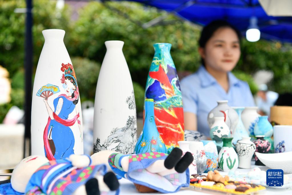6月26日，貴州省龍裡縣中等職業學校的老師在展示學生的手工作品。