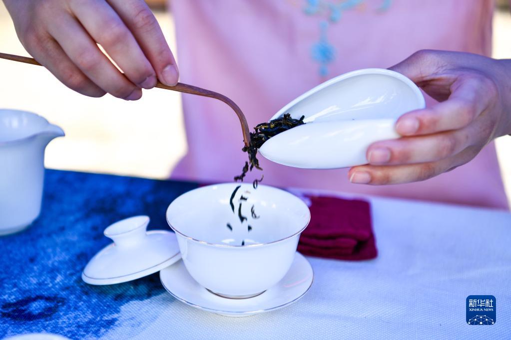 6月26日，貴州省龍裡縣中等職業學校的學生在展示茶藝。