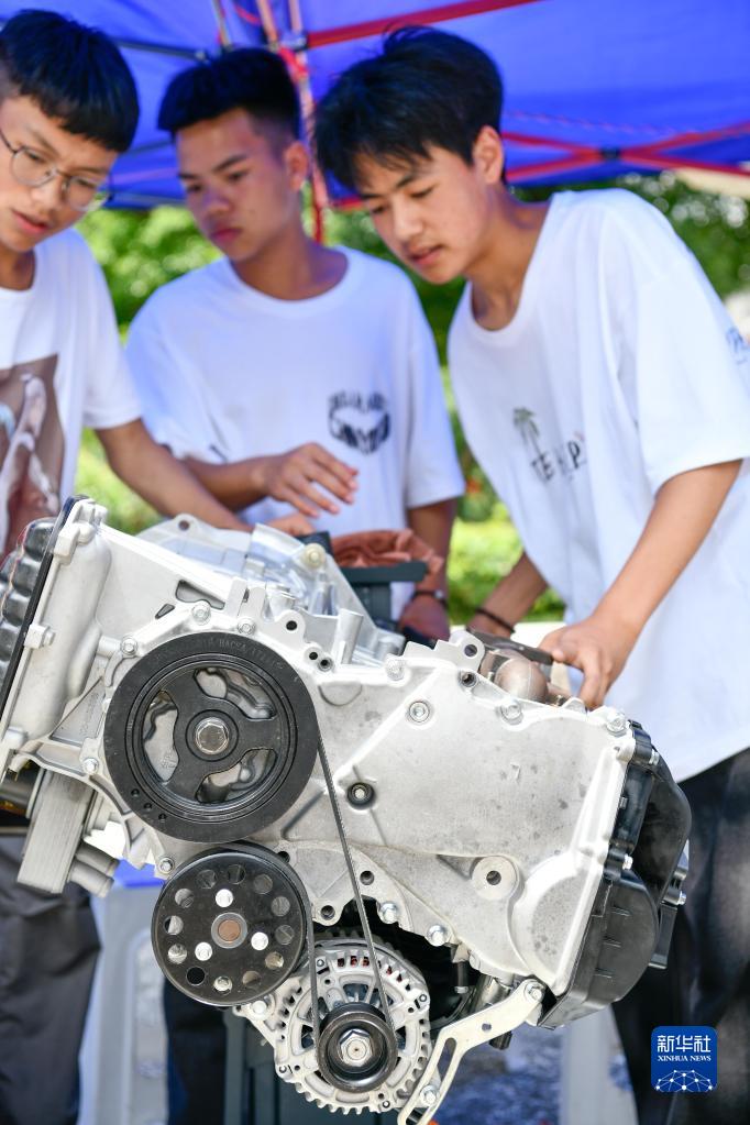 6月26日，貴州省龍裡縣中等職業學校的學生在進行汽車零部件維修技能展示。