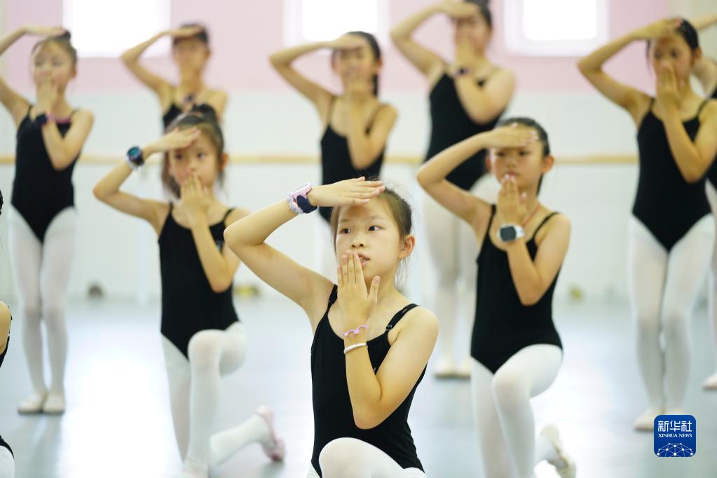 7月8日，孩子们在重庆市北碚区青少年活动中心练习舞蹈。