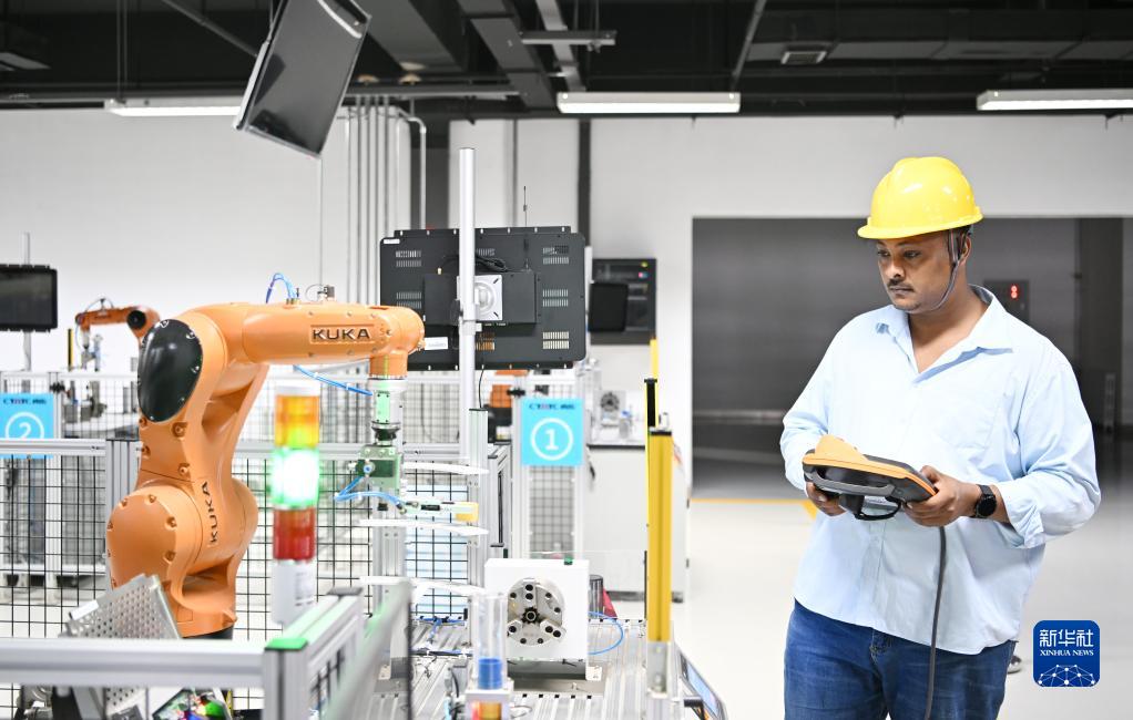 在天津職業技術師范大學，韓士蘭操作機器人設備（7月29日攝）。新華社記者 李然 攝