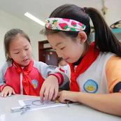“双减”提质增效 汇成北京经验    北京市“双减”工作从校内校外双向发力，稳妥推进，分步实施，确保学生过重作业负担和校外培训负担、家庭教育支出和家长相应精力负担于2021年底前有效减轻，两年内成效显著，人民群众教育满意度明显提升。[详细]