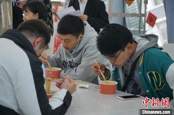多国留学生在广西柳州被螺蛳粉“圈粉”