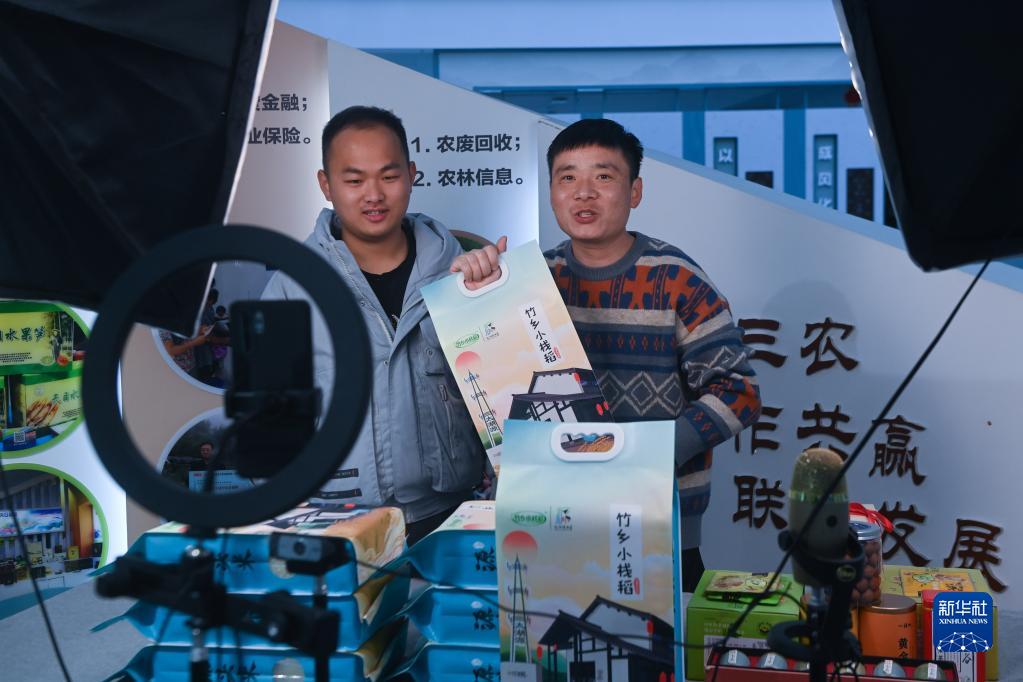 1月13日，在太湖源镇党群服务中心的直播间，吴旭东（右）和创业伙伴吴斌一起吆喝自己种植的大米。