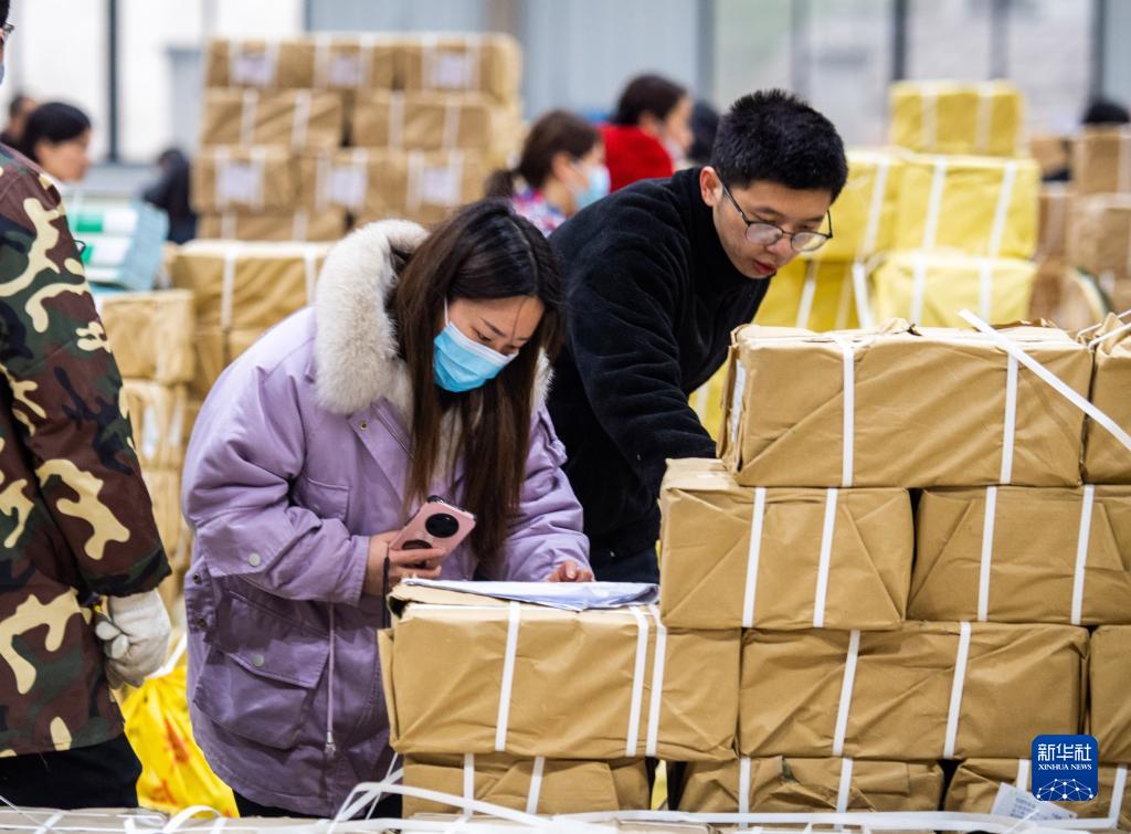 2月4日，在祁陽市新華書店教材中轉庫，工作人員在清點教材數量。