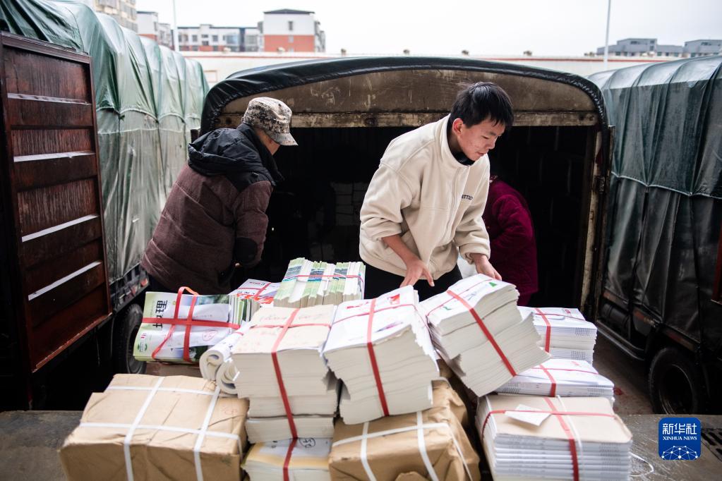 2月4日，工作人員在祁陽市新華書店教材中轉庫搬運教材。