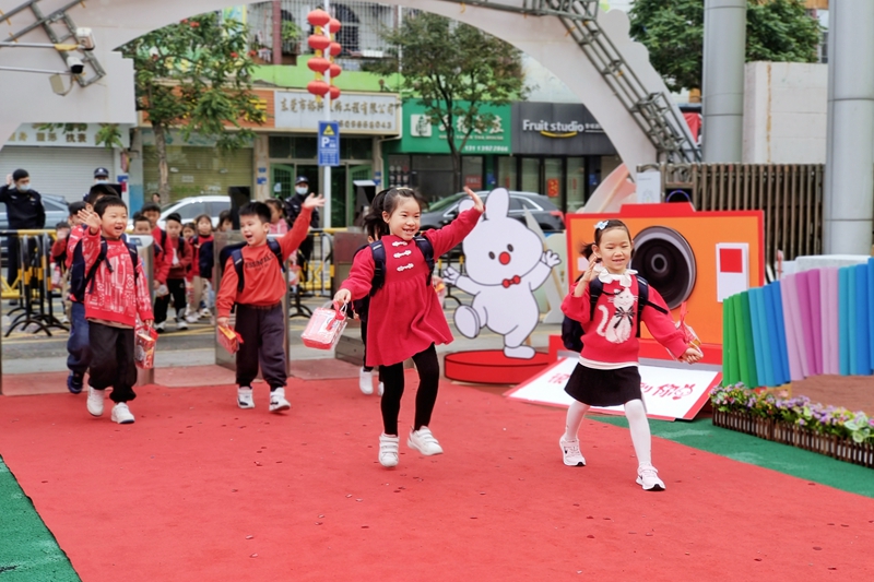 2月6日，东莞市长安镇乌沙幼儿园举行开学典礼，小朋友们开心地步入校园。乌沙幼儿园供图