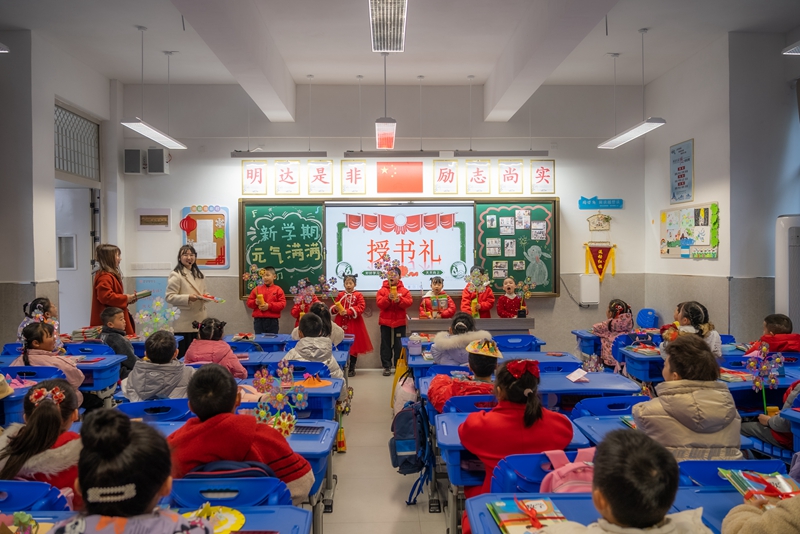 2月6日，武昌實驗小學臨空港分校（西校區）舉辦授書禮活動。