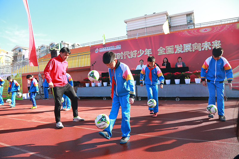 2月13日，北京市海澱區五一小學在開學典禮上舉行了顛球比賽，讓同學們在新的一年相信自己挑戰自我。北京市海澱區五一小學供圖