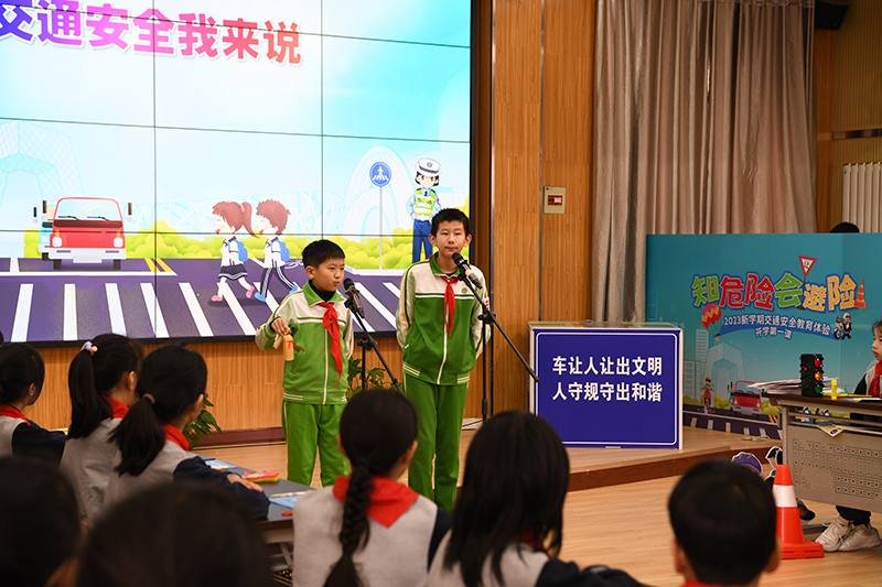 2月13日，在北京市芳草地國際小學的開學第一課上，兩位學生說起了相聲，為同學們傳遞交通安全知識。人民網記者 王曉嘯攝