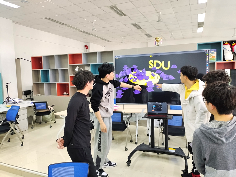 山東大學：計算機科學與技術學院學子帶著對科研的熱忱，投入到新學期的科研之中。校方供圖
