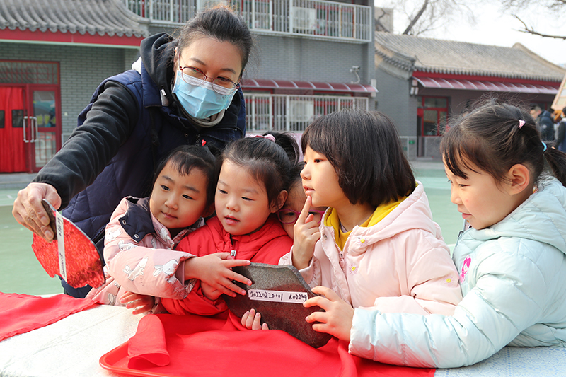 在北京市第一幼兒園吉祥魏家分園舉行第九屆“科學節”活動上，老師正在為小朋友們講解隕石的相關知識。校方供圖