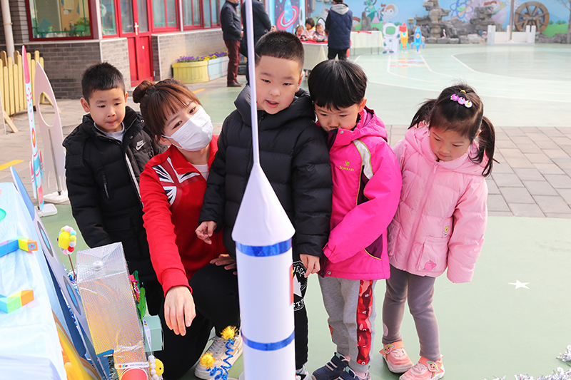 在北京市第一幼兒園吉祥魏家分園舉行第九屆“科學節”活動上，小朋友們正在學習太空知識。校方供圖