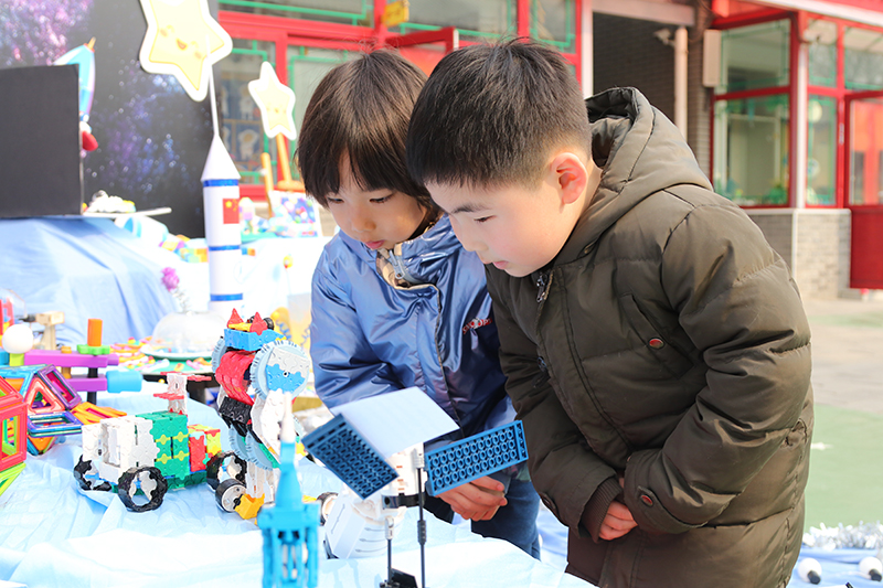 在北京市第一幼兒園吉祥魏家分園舉行第九屆“科學節”活動上，小朋友們正在學習太空知識。校方供圖