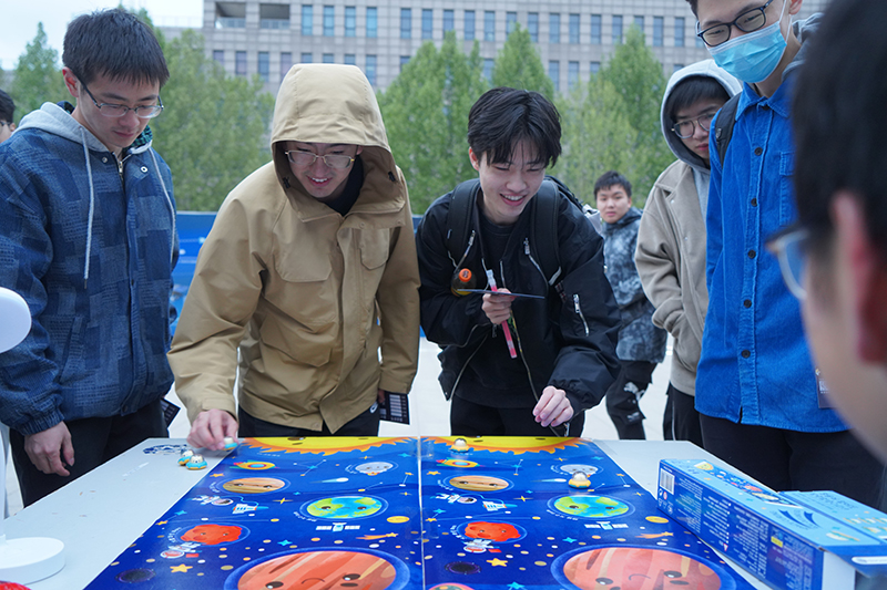 学生们在参加北京理工大学举办的“格物致知，叩问苍穹”航天月系列教育实践活动。