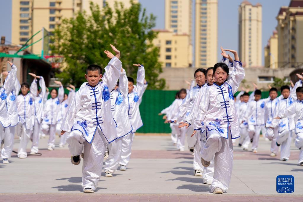 5月19日，河北省滦南县第三实验小学学生在操场上练习武术。