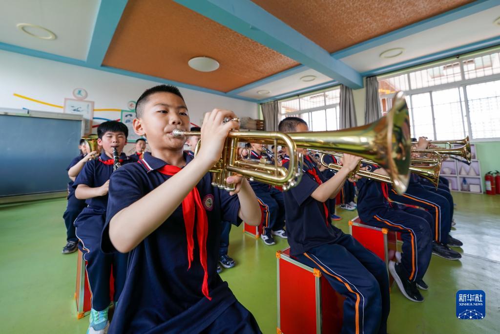 5月19日，河北省滦南县第一实验小学铜管乐器社团的学生在排练。