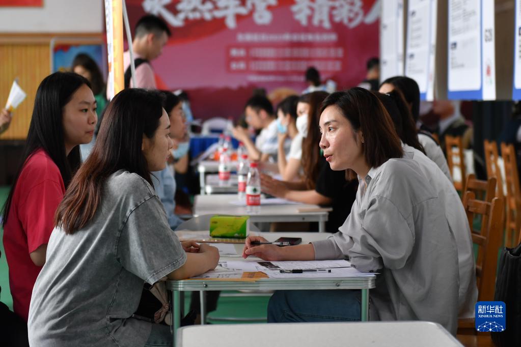 5月19日，在中南林业科技大学涉外学院，应届毕业生与招聘人员（右）交流。