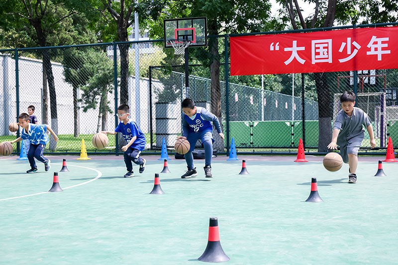 儿童在“大国少年 喜迎亚运”体育展演活动中挥洒汗水感受运动之美。中国儿童中心供图