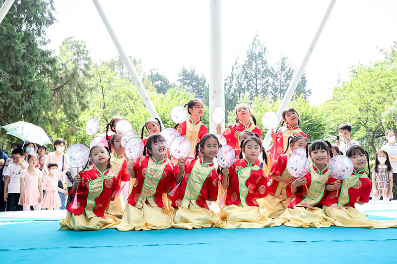 儿童伴着音乐翩迁起舞，在古诗词和舞蹈的碰撞中感受中华传统优秀文化诗、乐、舞所蕴含的音美、意美、境美、形美、思美。中国儿童中心供图