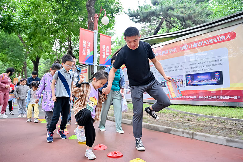 亲子携手在丰富的户外趣味运动挑战活动、健步走活动、活力儿童体育游戏中感受体育文化。中国儿童中心供图