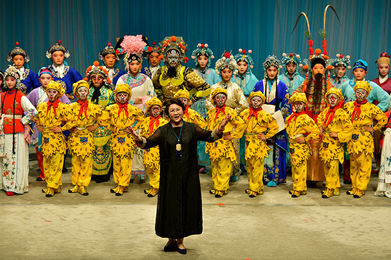 北京市八一學校副校長張亞紅領唱京劇版《八一校歌》。學校供圖