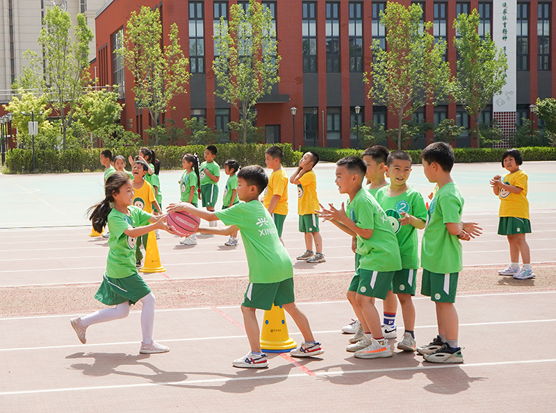 北京市翠微小學大興分校開展籃球趣味運動會暨“守法知禮 安全‘童’行”主題宣傳活動。大興區教委供圖
