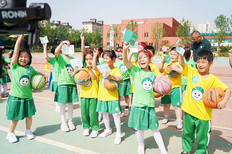 北京市翠微小學大興分校開展籃球趣味運動會暨“守法知禮 安全‘童’行”主題宣傳活動。大興區教委供圖