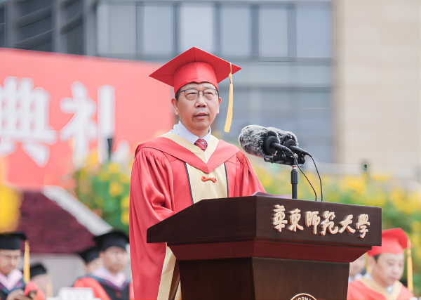 華東師范大學校長錢旭紅在2023屆畢業典禮上講話。校方供圖