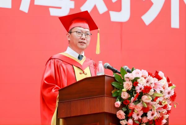 上海對外經貿大學校長汪榮明在2023屆畢業典禮上講話。校方供圖