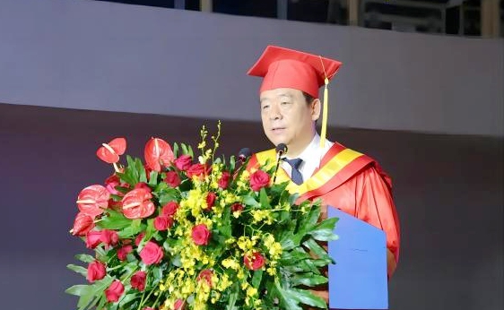 山东财经大学党委书记王邵军在2023届毕业典礼上讲话。校方供图