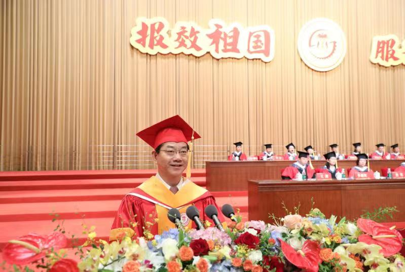 上海交通大學醫學院院長范先群在2023屆畢業典禮講話。校方供圖