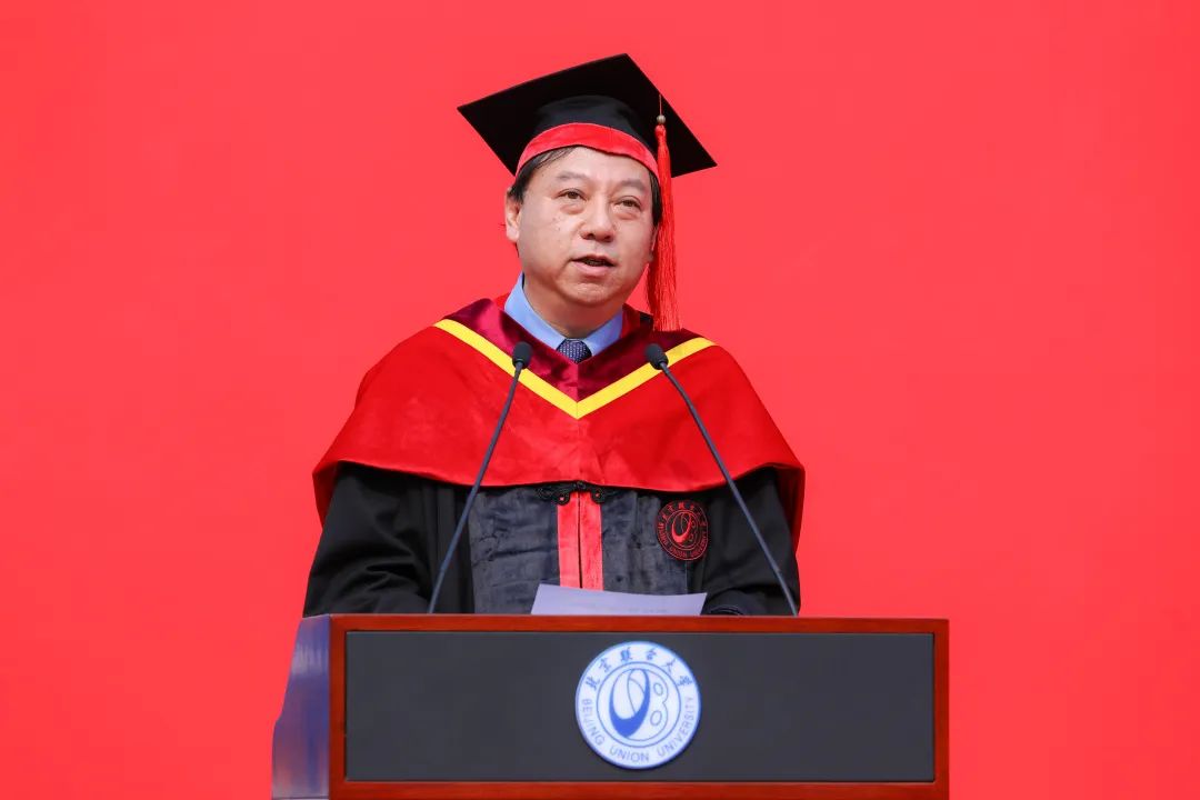 北京联合大学校长郭福在2023届毕业典礼上讲话。校方供图
