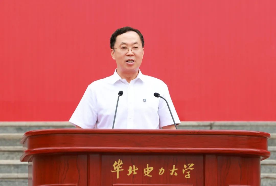 华北电力大学校长杨勇平在2023届毕业典礼上讲话。校方供图