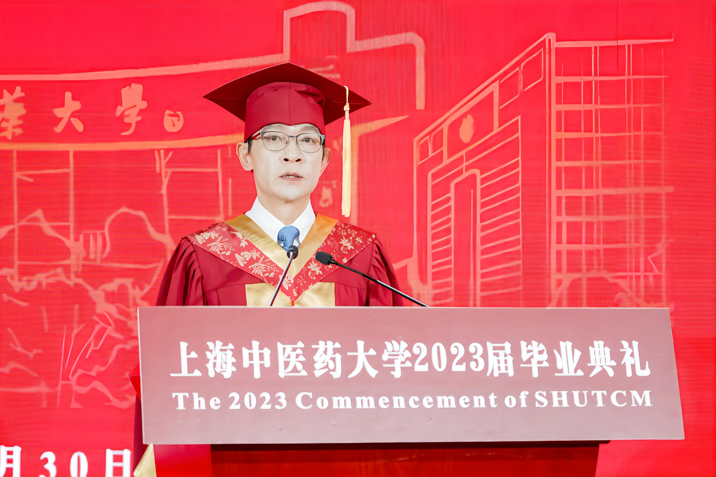 上海中医药大学校长季光在2023年毕业典礼上讲话。校方供图