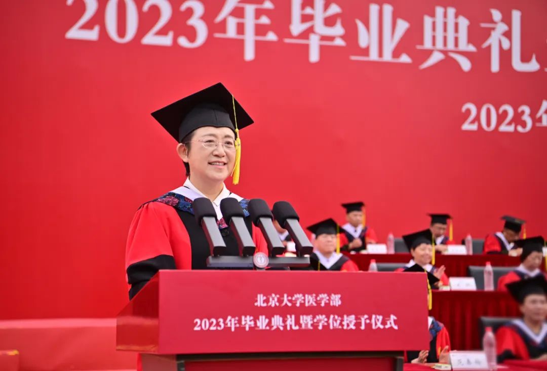 北京大学医学部主任乔杰在2023年医学部毕业典礼上讲话。校方供图