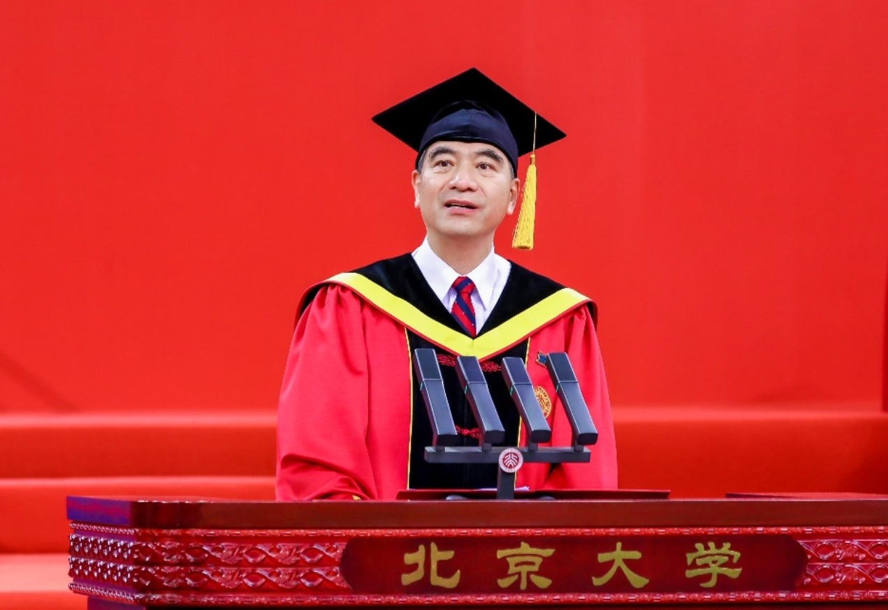 北京大学校长龚旗煌在2023年毕业典礼上讲话。校方供图