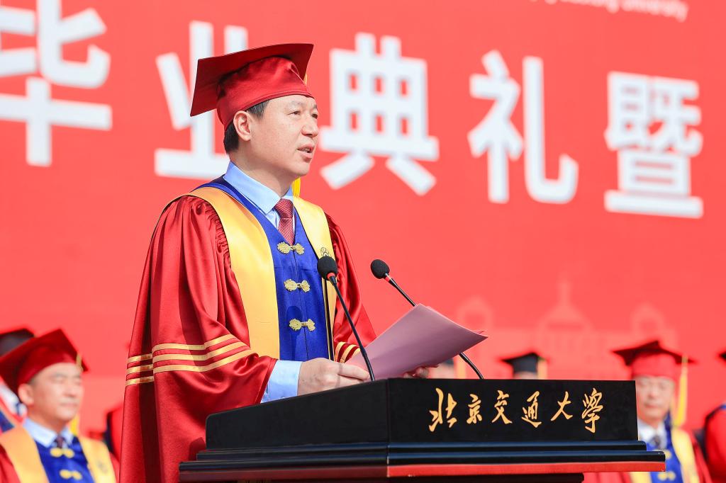 北京交通大学校长余祖俊在2023届毕业典礼上讲话。校方供图
