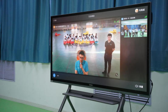 广州市花都区秀全外国语学校教师魏开源与疏附县第一中学的师生们互动。
