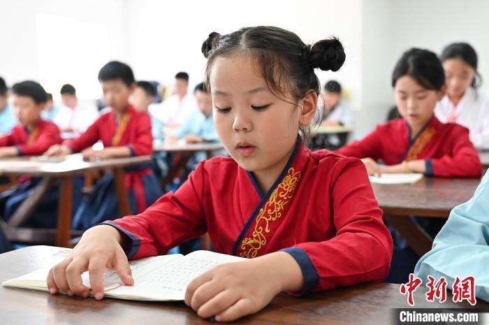 万州区恒合土家族乡箱子村一研学基地，学生们正在学习国学经典。何蓬磊摄