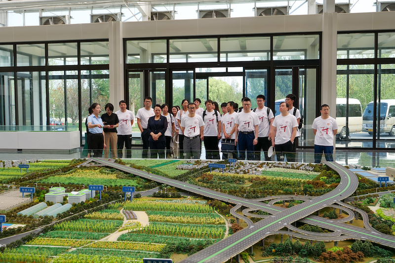 上海財經大學師生調研河北省保定市一農業企業。校方供圖