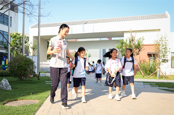 8月30日，雄安史家胡同小學學生體驗學校生活。老師帶學生進教室。