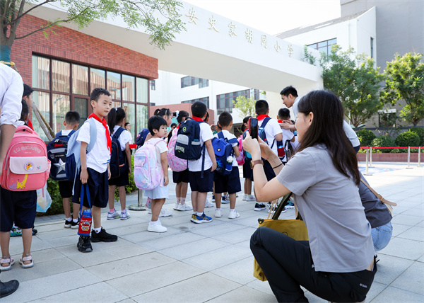 8月30日，雄安史家胡同小學學生體驗學校生活。